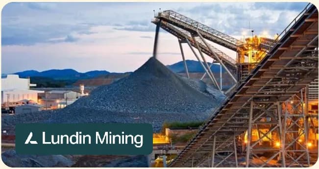 Correia transportadora e pilha de minério em uma operação da Lundin Mining ao entardecer
