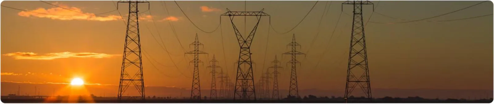 Torres de transmissão de energia ao pôr do sol