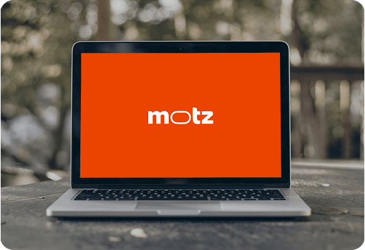 imagem de um mockup de notebook com a logo da motz no fundo de tela
