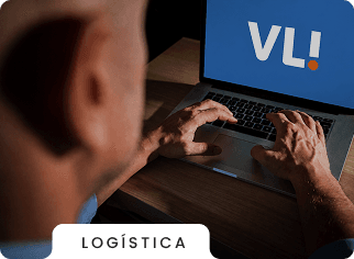 imagem homem mexendo em um computador com a logo da VLI